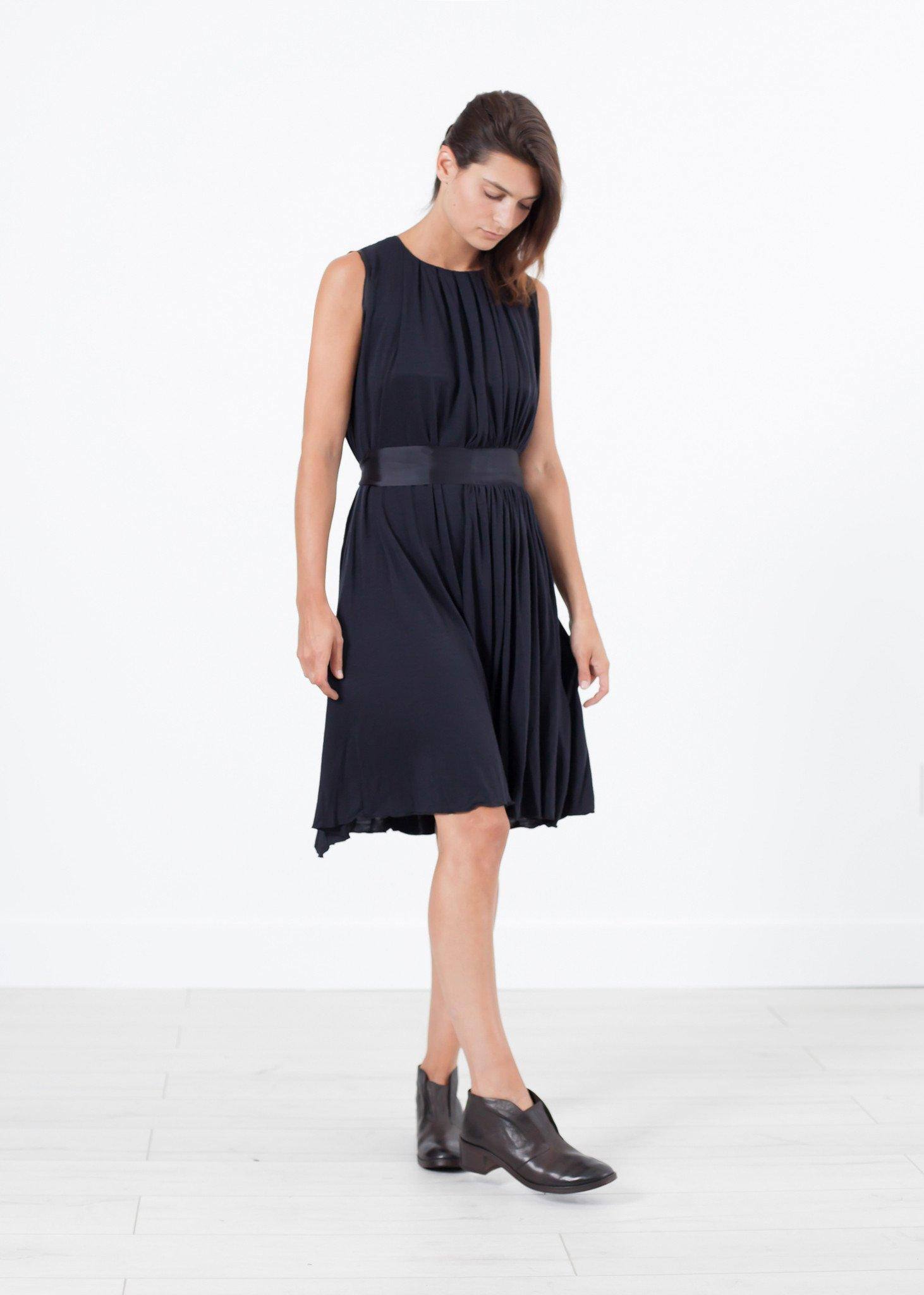Sleeveless Pleated Dress in Navy - Thang5501