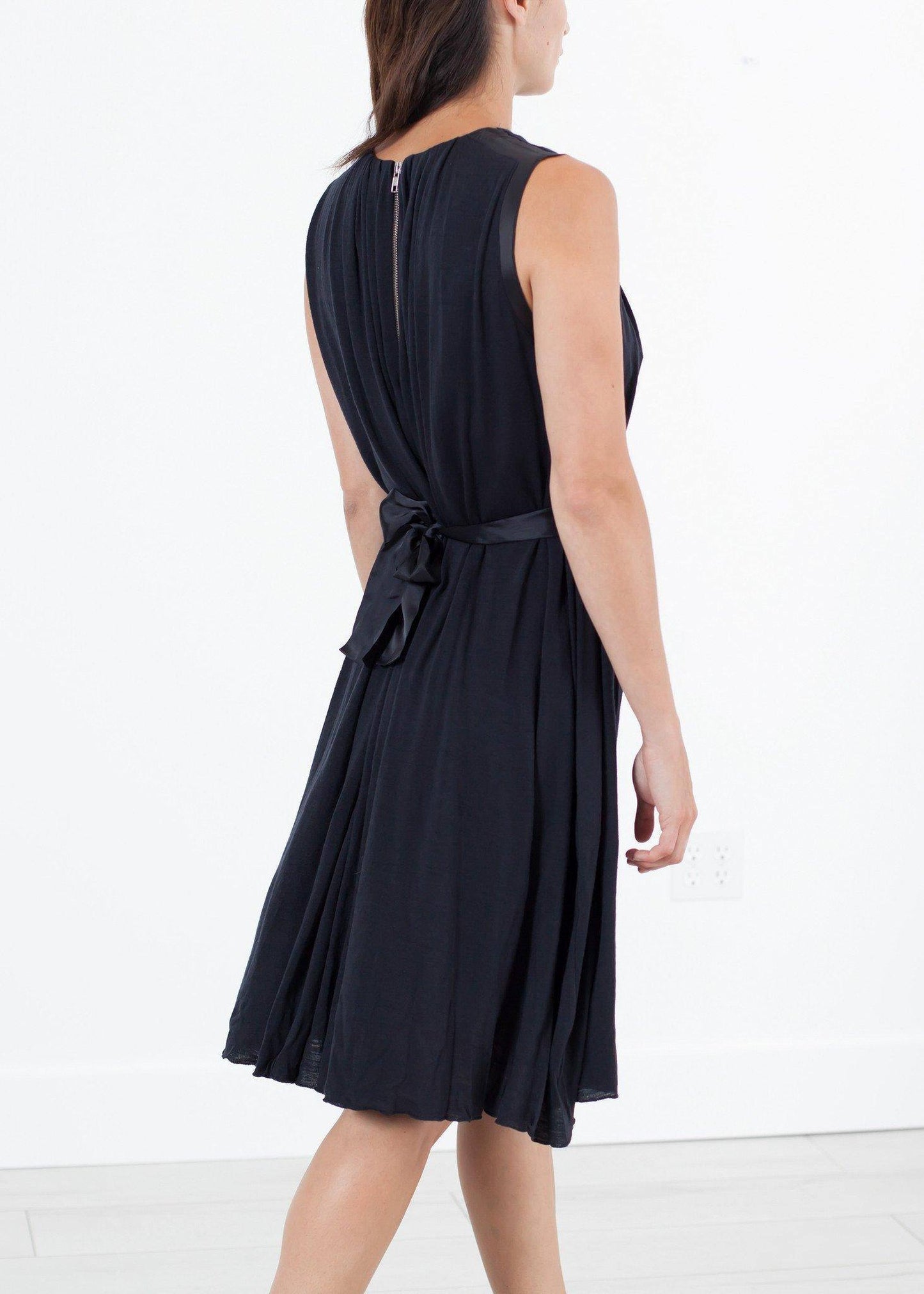 Sleeveless Pleated Dress in Navy - Thang5501